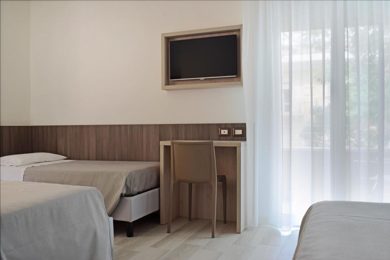 Hotel Muccioli Misano Adriatico Zimmer foto