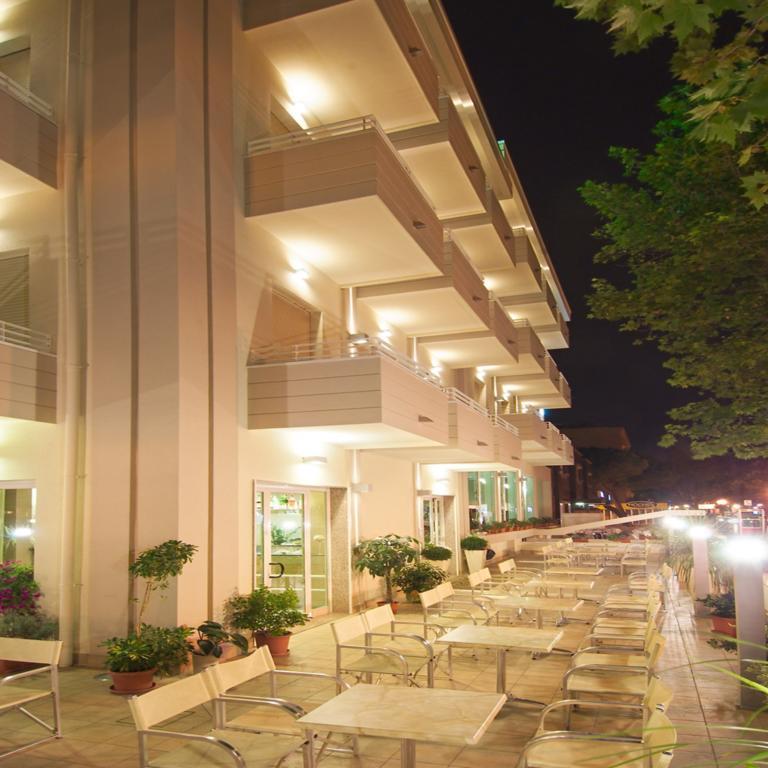 Hotel Muccioli Misano Adriatico Exterior foto